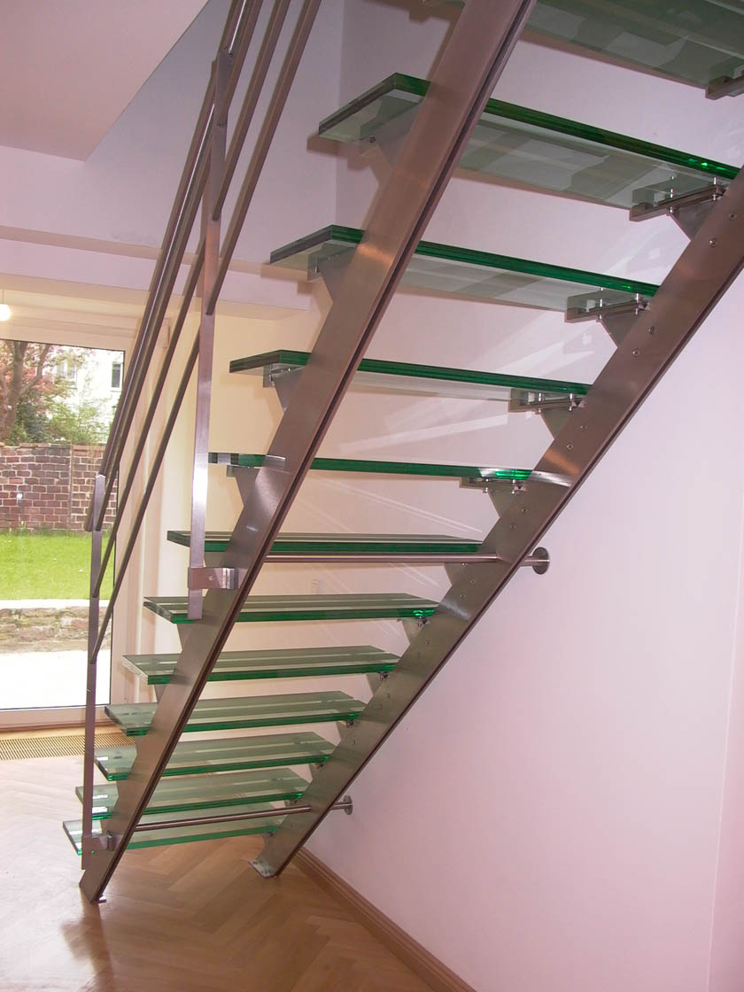 Treppe aus Edelstahl und Glas
